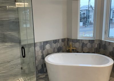 Tupman ensuite tub and shower